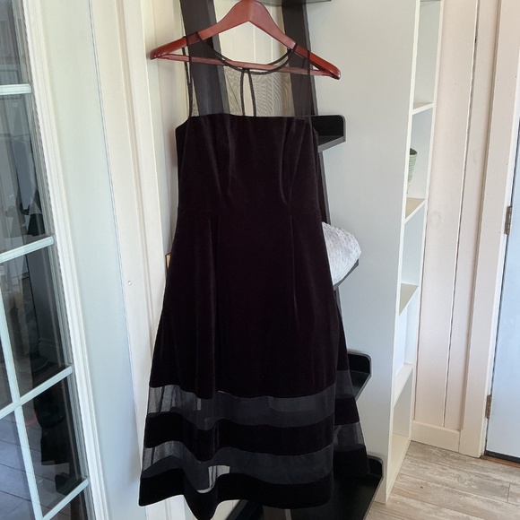 NWT Aidan by Aidan Mattox Velvet and Mesh Cocktail Dress - size 8 - LBD - Picture 2 of 9